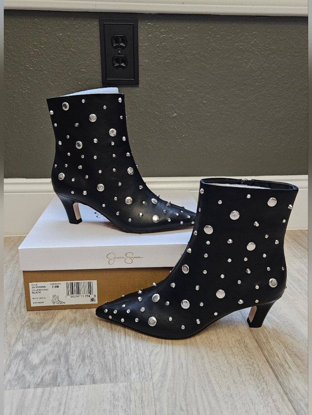 NWT Jessica Simpson Viviana Black Studded Pointed-Toe Ankle Boots